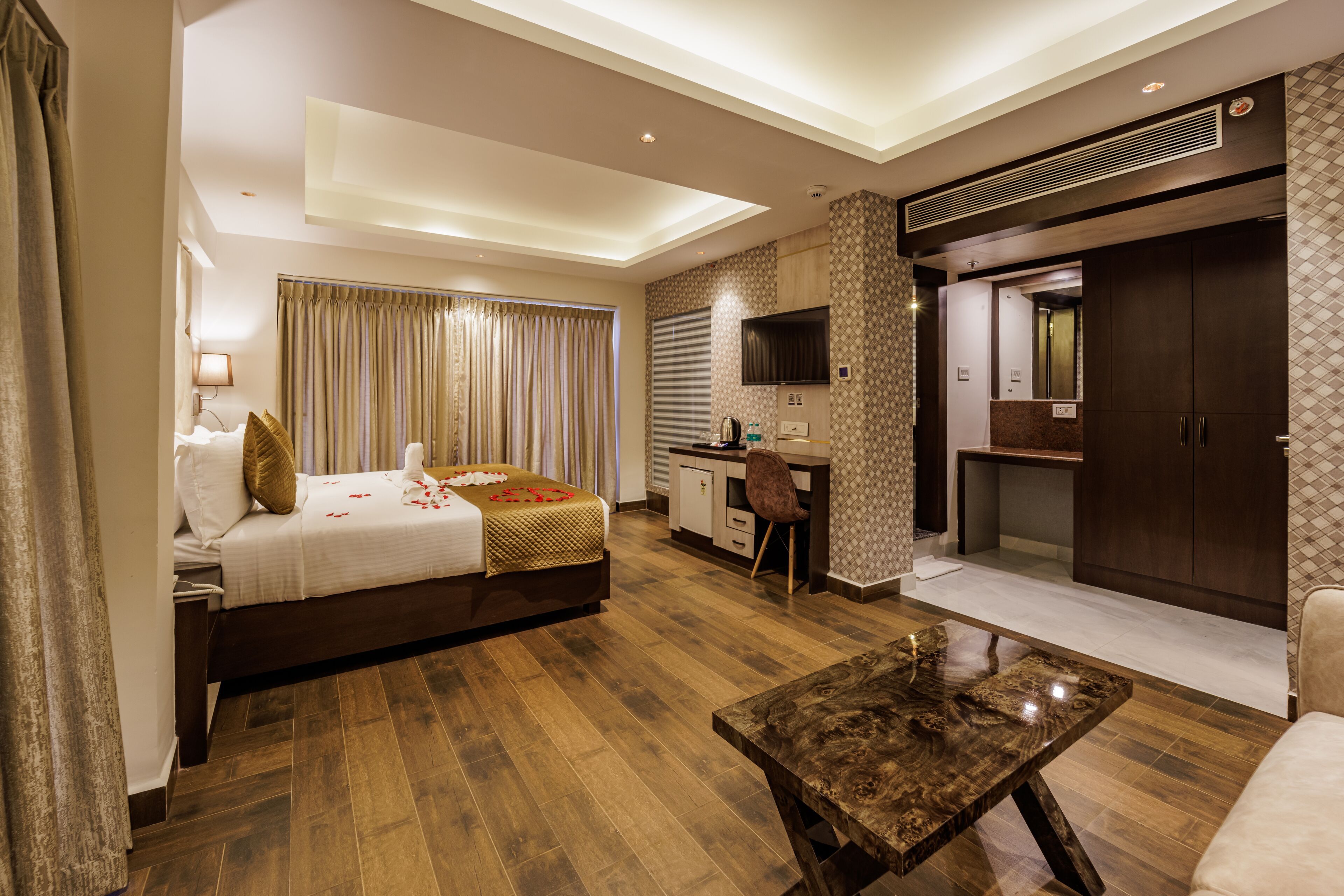 Superior Double Room | Minibar, in-room safe, individually furnished, iron/ironing board