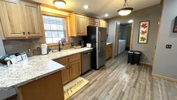 Jääkaappi, mikroaaltouuni, uuni, liesi