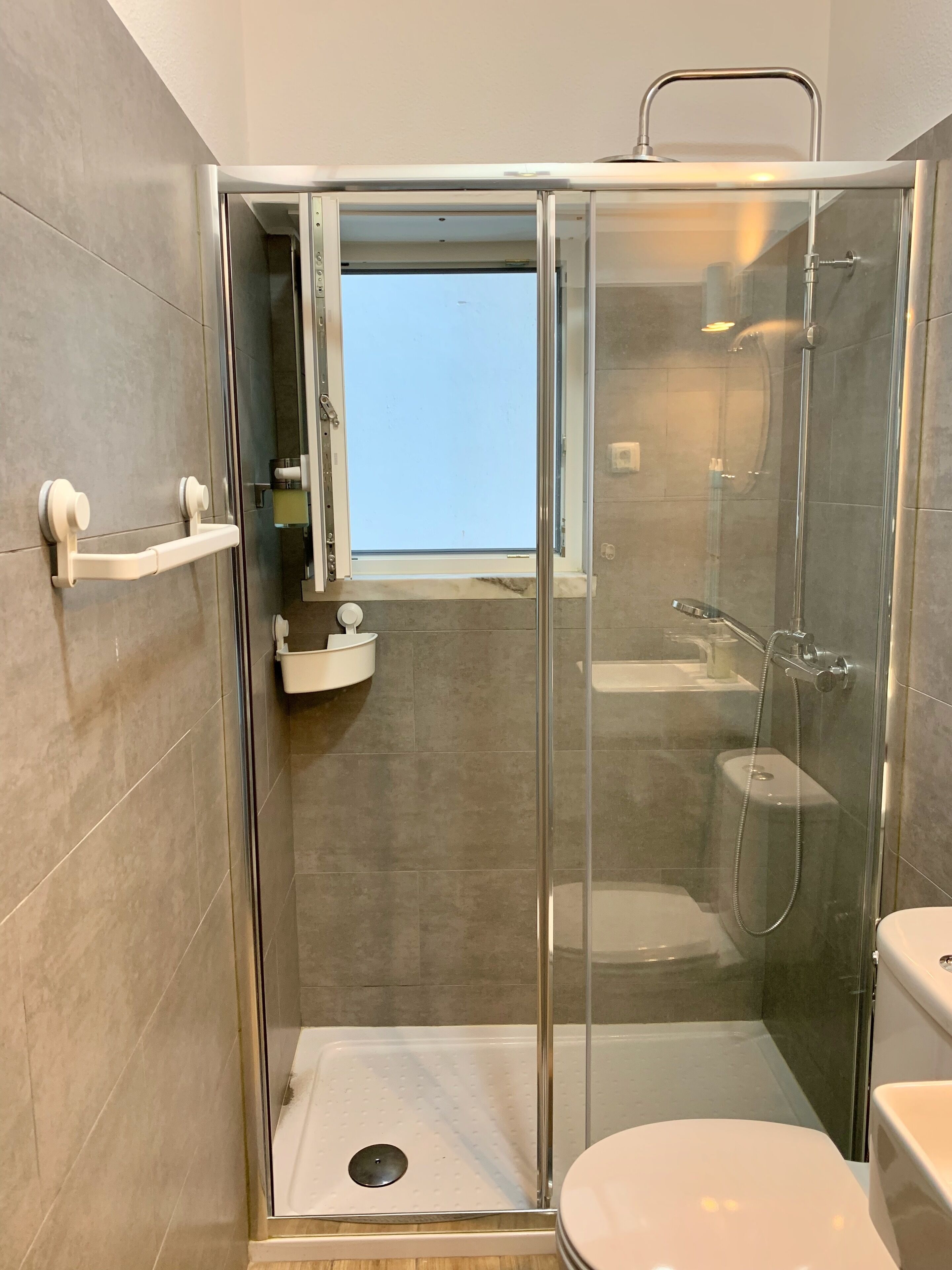 Dusche, Haartrockner, Handtücher, Seife