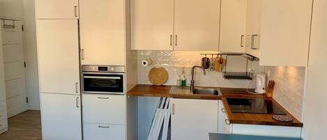 Kjøleskap, mikrobølgeovn, ovn og kokeplater