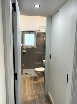 تجهيزات دش، مجففات شعر، مناشف، صابون