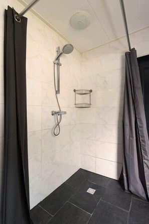 Shower, hair dryer, towels, soap - Characteristic farmhouse on the dike (Andijk)