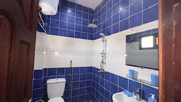 Combined shower/bathtub, slippers, towels