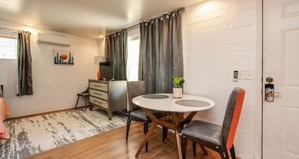 Bright & Cozy Mid Town Zen Yard Studio!