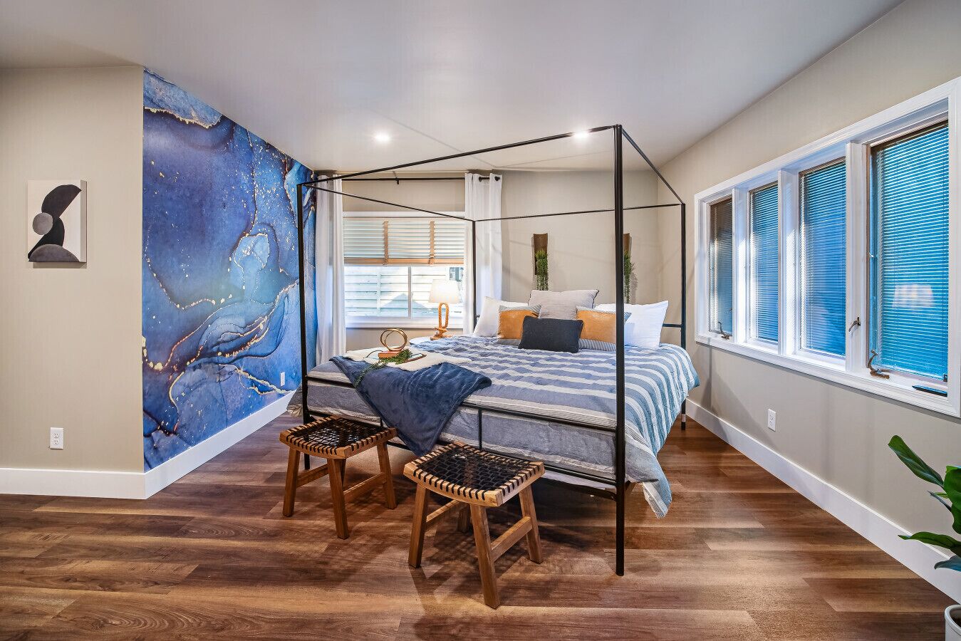 7 bedrooms, desk, iron/ironing board, travel crib