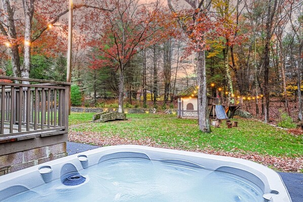 Outdoor spa tub