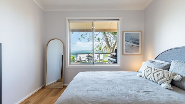 2 bedrooms, iron/ironing board, travel cot, free WiFi - Dukes , 31 Gloucester St - spectacular water views and the added comfort of air conditioning and Wi-Fi (Nelson Bay)
