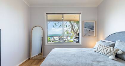 Dukes , 31 Gloucester St - spectacular water views and the added comfort of air conditioning and Wi-Fi