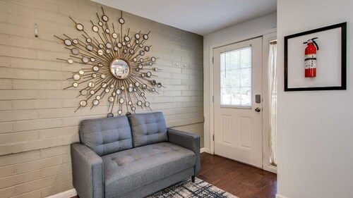 Charming Mid Town Guest House W/private Patio!