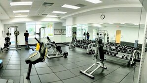 A gym with various exercise equipment, including treadmills, weight machines, and free weights. - Ocean&City Views Lux Miami Brickell Sleeps 4 KngBd (Miami)