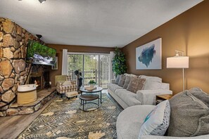 Condo, 1 cama Queen size y sofá cama, patio, vista al jardín | Área de sala de estar | Televisión de pantalla plana de 42 pulgadas con canales por cable 