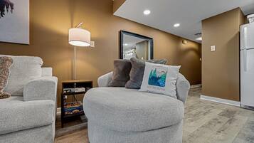 Condo, 1 cama Queen size y sofá cama, patio, vista al jardín | Área de sala de estar | Televisión de pantalla plana de 42 pulgadas con canales por cable