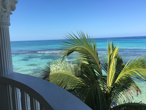 Beautiful 3 bedroom house with ocean access