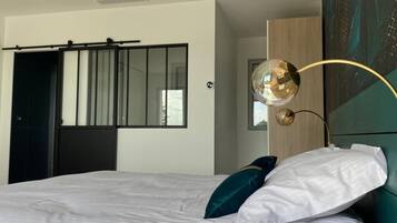 1 chambre, bureau, fer et planche à repasser, lit parapluie