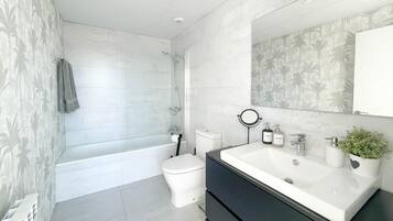 Een douche, een haardroger, badjassen, handdoeken