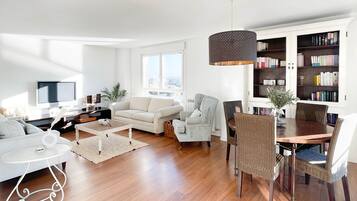 Een televisie en boeken