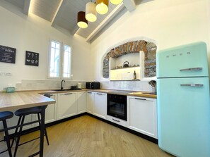 Frigorifero, microonde, forno, piano cottura