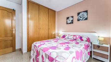 1 habitación, cuna de viaje y ropa de cama