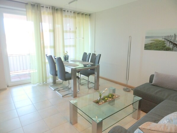 Fernseher, DVD-Player, Stereoanlage