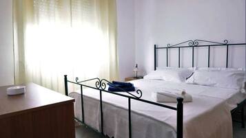 Condo clásico, 2 habitaciones | Tabla de planchar con plancha