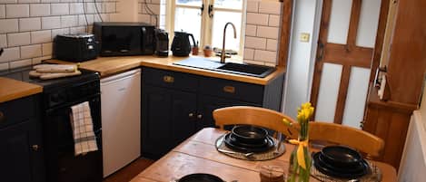Cottage | Private kitchen | Fridge, dishwasher, electric kettle, toaster