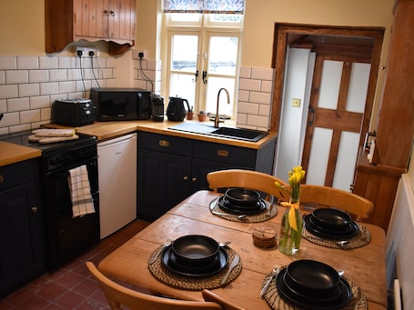 Cottage | Private kitchen | Fridge, dishwasher, electric kettle, toaster