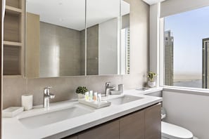 Comfort Apartment | Bathroom | Bathtub, hair dryer, towels, soap - WelHome - Luxe Apartment With Incredible View on Dubai Creek (Dubai)