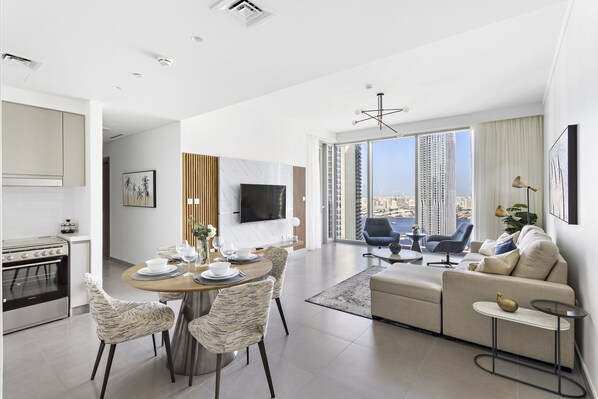 Living area - WelHome - Luxe Apartment With Incredible View on Dubai Creek (Dubai)