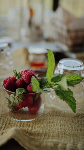 Desayuno con opciones de la cocina local incluido todos los días 