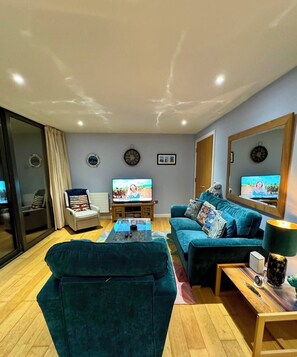 Smart TV, DVD player, books - Westward Ho-rizon View 9 (Westward Ho!)