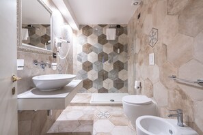 A modern bathroom with a large mirror, two sinks, a toilet, and a shower area. - Dimora del Cardinale - Residenza d'epoca (Florence)