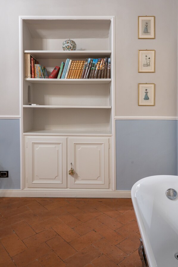 A room with a white cabinet with two doors, a tiled floor, and a white radiator. - Dimora del Cardinale - Residenza d'epoca (Florence)