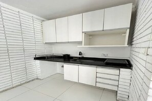 Refrigerador, microondas, servilletas de papel, mesa de comedor