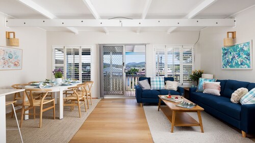 Maluhia A – perfectly located, relaxed upstairs unit. Close to Fingal Beach!