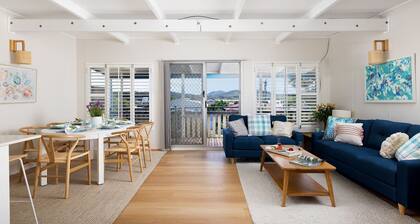 Maluhia A – perfectly located, relaxed upstairs unit. Close to Fingal Beach!