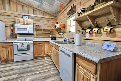 Degray Lake Cabin with kayaks available upon request