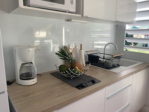 Kühlschrank, Mikrowelle, Ofen, Herdplatte