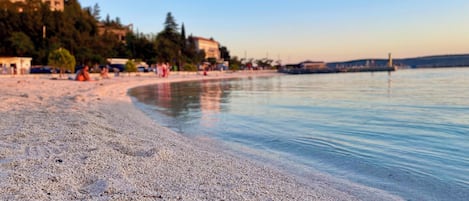 Playa en los alrededores y playa de arena blanca