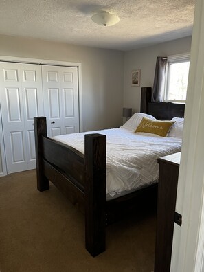 3 bedrooms, iron/ironing board, travel crib, free WiFi - Brookside Retreat- Charming home with lakes and rivers nearby (Newaygo)