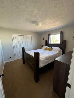 3 bedrooms, iron/ironing board, free WiFi, bed sheets - Brookside Retreat (Newaygo)