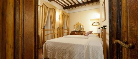 2 bedrooms, iron/ironing board, travel cot, WiFi