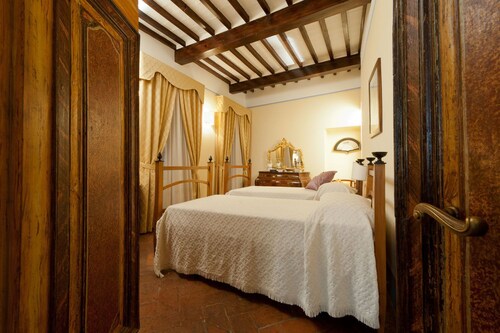 Cortona apartment on the night alley - Old Town