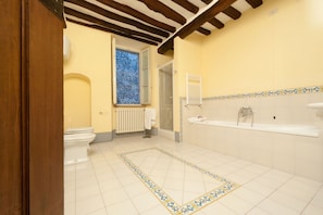 Douche, sĂšche-cheveux, bidet, serviettes fournies