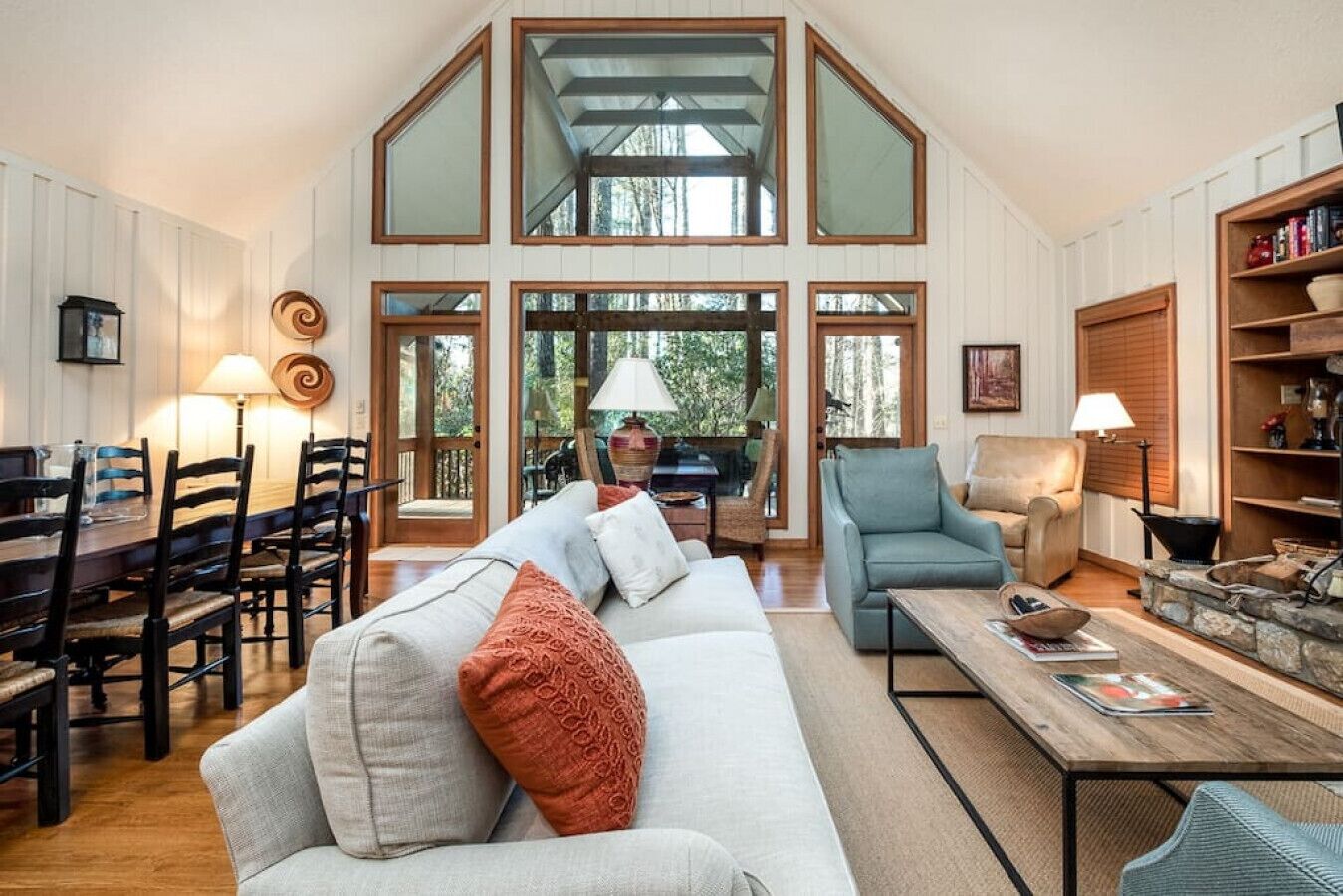 Smart TV, chimenea y libros 