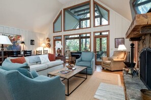 Smart TV, caminetto, libri