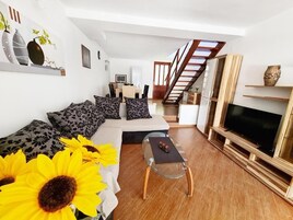 Casa Confort | Zona de estar | Televisión LED de 32 pulgadas con canales digitales, una televisión