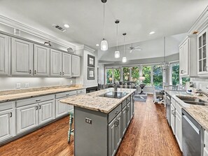 冷蔵庫、電子レンジ、オーブン、コンロ