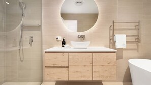 Badewanne, Haartrockner, Handtücher