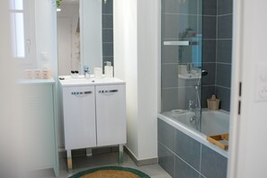 Haartrockner, Seife, Shampoo, Toilettenpapier