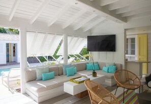 TV, livros, aparelho de som